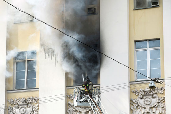  اندلاع حريق ضخم فى أحد مبانى وزارة الدفاع الروسية (5)