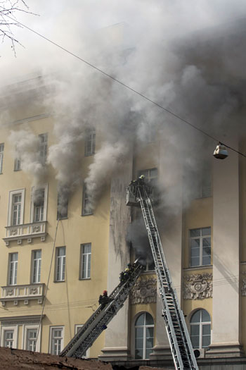  اندلاع حريق ضخم فى أحد مبانى وزارة الدفاع الروسية (6)