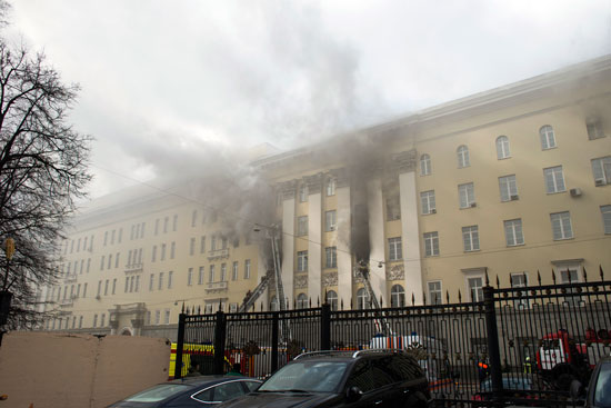  اندلاع حريق ضخم فى أحد مبانى وزارة الدفاع الروسية (7)