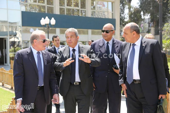  خالد عبد العزيز يلتقى محافظ جنوب سيناء لبحث تطوير المنشآت الرياضية (3)