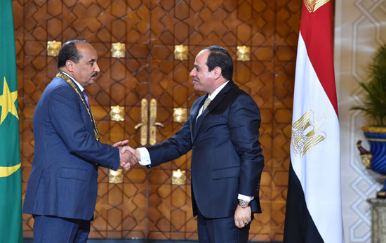 الرئيس السيسى يمنح نظيره الموريتانى قلاده النيل (1)