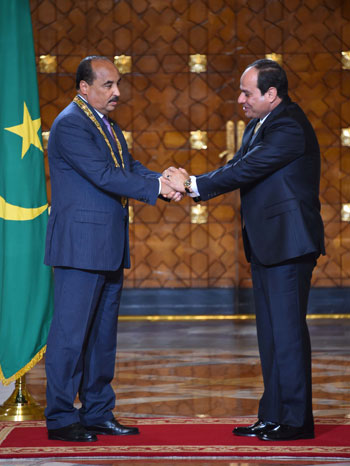 الرئيس السيسى يمنح نظيره الموريتانى قلاده النيل (2)