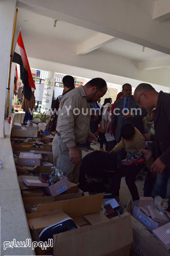 توزيع الملابس والأحذية على الطلاب الأيتام بإدارة تعليمية بكفر الشيخ (3)