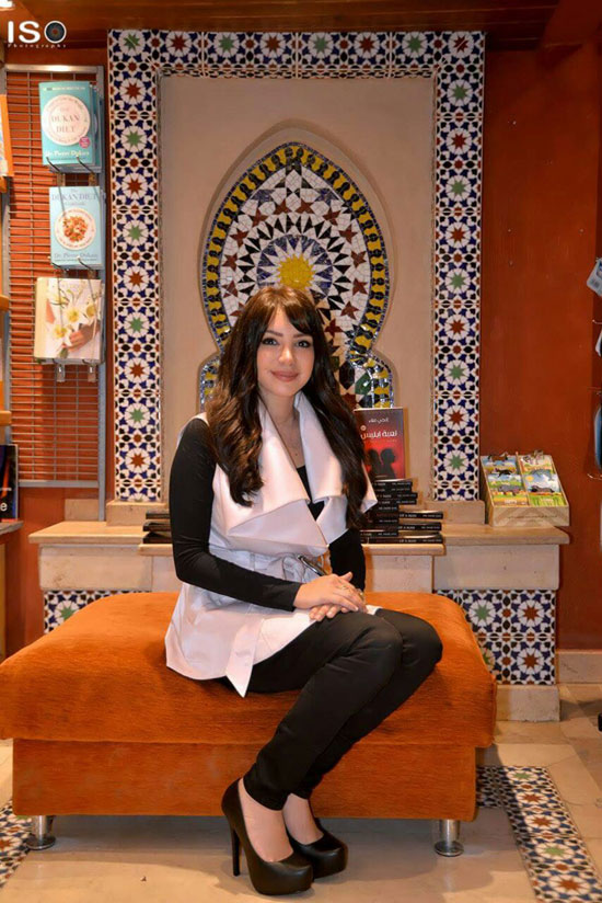 الكاتبة إنجى علاء واية (1)