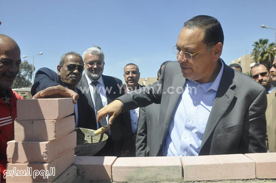 رئيس جامعة القناة يضع حجر الأساس لمبنى العناية المركزة الجديد (2)