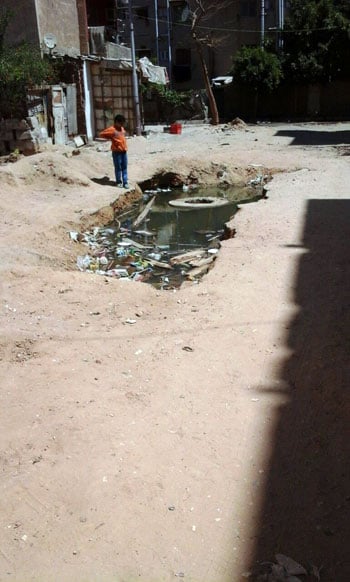 الصرف الصحى يغمر شوارع مدينة السلام (2)