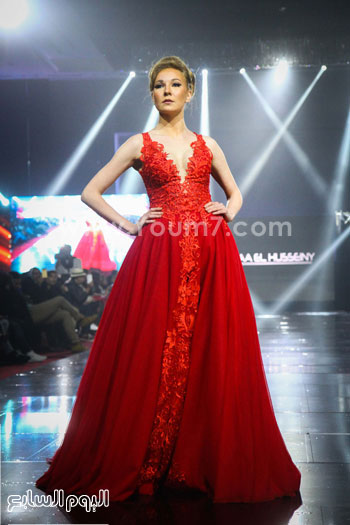 الأحمر فى فستان بطلة راقية خلال مجموعة بهيج لصيف هذا العام
