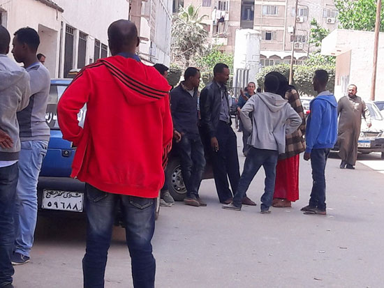 توافد الصوماليين للتعرف على جثث الضحايا  (2)