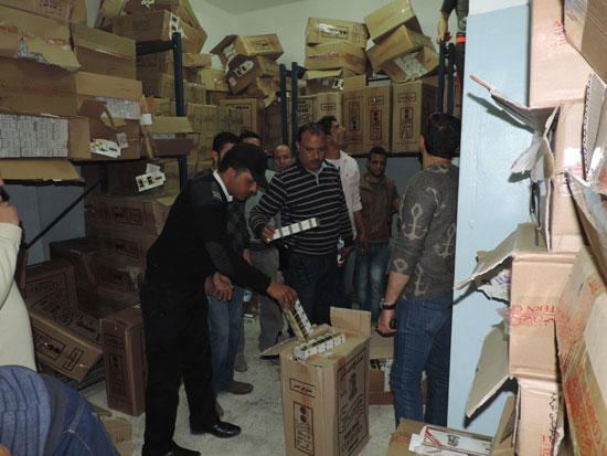 ضبط 85 ألف علبة سجائر ومخالفات بمحلات تجارية خلال حملة تموينية بمطروح (2)