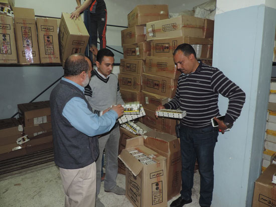 ضبط 85 ألف علبة سجائر ومخالفات بمحلات تجارية خلال حملة تموينية بمطروح (5)