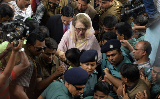 رئيسة وزراء بنجلادش السابقة تسلم نفسها للمحكمة (2)