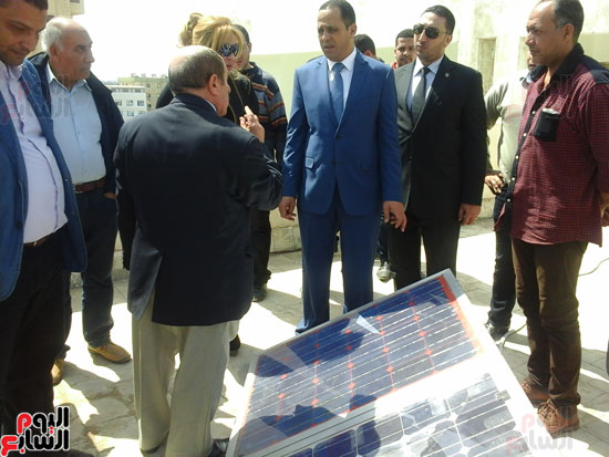 رئيس جامعة دمنهور يشارك طلاب كلية العلوم تجارب الطاقة الشمسية (2)