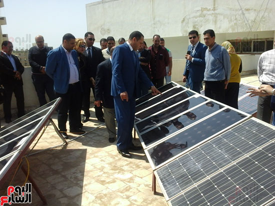 رئيس جامعة دمنهور يشارك طلاب كلية العلوم تجارب الطاقة الشمسية (3)