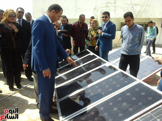 رئيس جامعة دمنهور يشارك طلاب كلية العلوم تجارب الطاقة الشمسية (4)