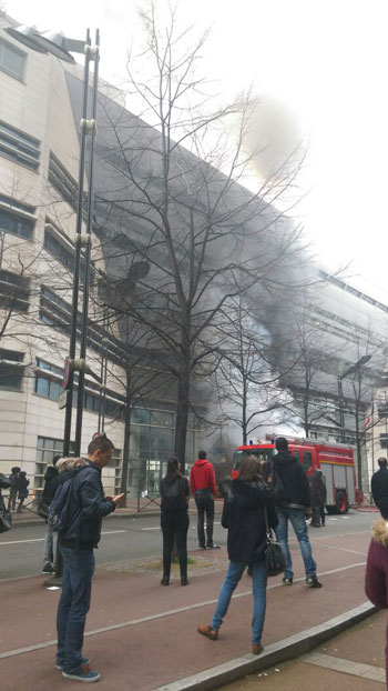 طلاب معارضون لقانون العمل يشعلون النار بمدرسة ثانوية فى باريس (2)