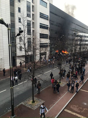 طلاب معارضون لقانون العمل يشعلون النار بمدرسة ثانوية فى باريس (4)