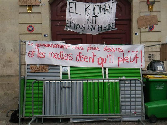 طلاب معارضون لقانون العمل يشعلون النار بمدرسة ثانوية فى باريس (5)