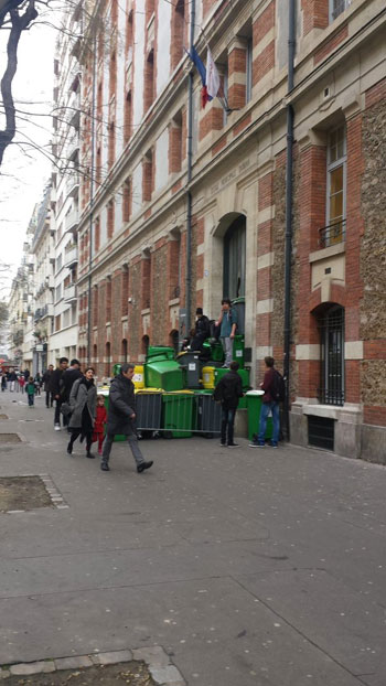 طلاب معارضون لقانون العمل يشعلون النار بمدرسة ثانوية فى باريس (6)