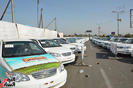 محافظ كفر الشيخ يوزع 100 تاكسى على شباب المحافظة (3)