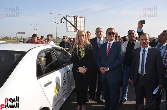 محافظ كفر الشيخ يوزع 100 تاكسى على شباب المحافظة (10)