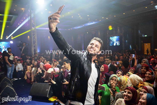 محمد رشاد يشعل حفل تخرج طب الإسكندرية بحضور الآلاف من محبيه (5)