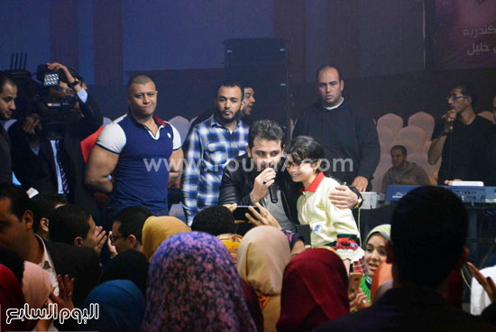 محمد رشاد يشعل حفل تخرج طب الإسكندرية بحضور الآلاف من محبيه (9)