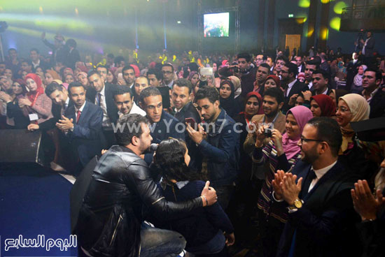محمد رشاد يشعل حفل تخرج طب الإسكندرية بحضور الآلاف من محبيه (14)