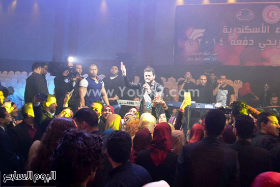 محمد رشاد يشعل حفل تخرج طب الإسكندرية بحضور الآلاف من محبيه (15)