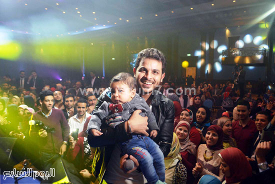 محمد رشاد يشعل حفل تخرج طب الإسكندرية بحضور الآلاف من محبيه (19)