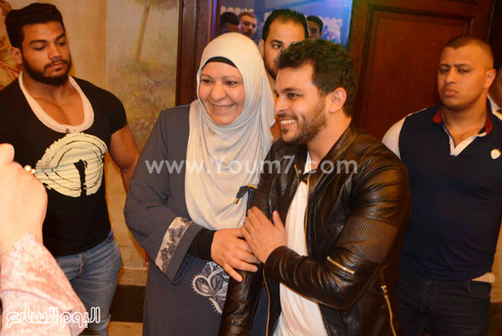 محمد رشاد يشعل حفل تخرج طب الإسكندرية بحضور الآلاف من محبيه (21)