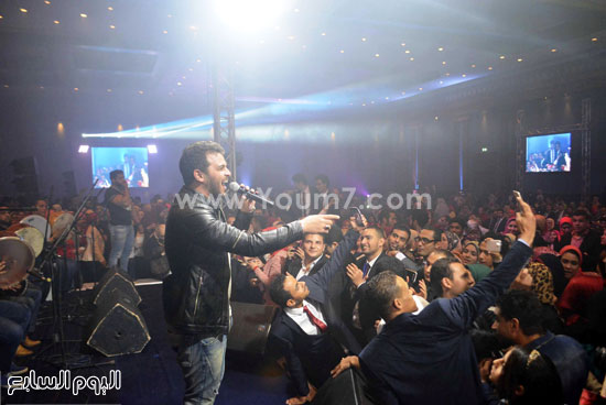محمد رشاد يشعل حفل تخرج طب الإسكندرية بحضور الآلاف من محبيه (22)