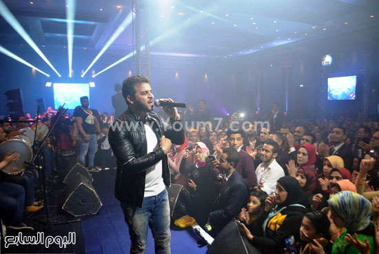 محمد رشاد يشعل حفل تخرج طب الإسكندرية بحضور الآلاف من محبيه (23)