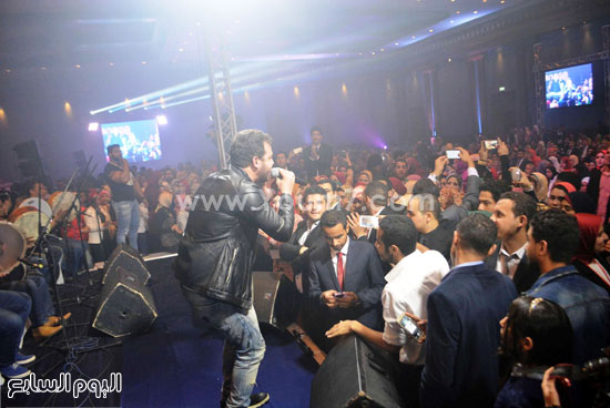 محمد رشاد يشعل حفل تخرج طب الإسكندرية بحضور الآلاف من محبيه (24)