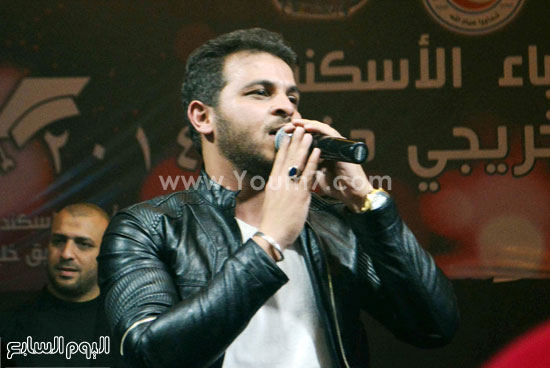 محمد رشاد يشعل حفل تخرج طب الإسكندرية بحضور الآلاف من محبيه (26)