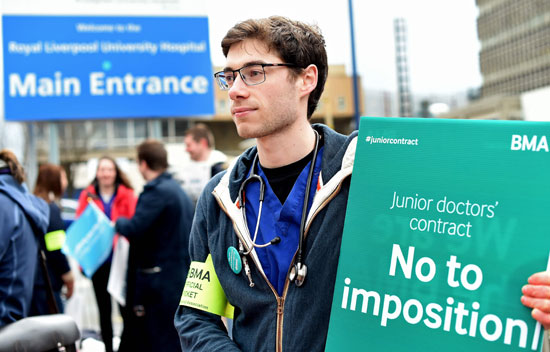 أطباء بريطانيا المبتدئون يبدأون إضرابهم الرابع عن العمل (5)