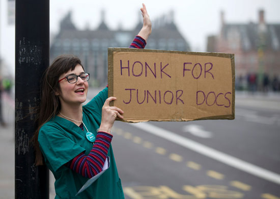 أطباء بريطانيا المبتدئون يبدأون إضرابهم الرابع عن العمل (6)