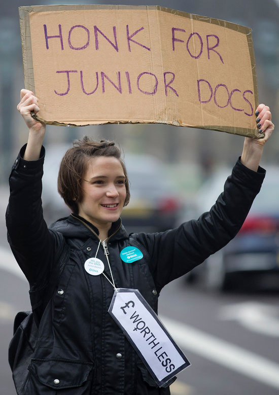 أطباء بريطانيا المبتدئون يبدأون إضرابهم الرابع عن العمل (10)