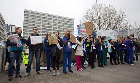 أطباء بريطانيا المبتدئون يبدأون إضرابهم الرابع عن العمل (9)