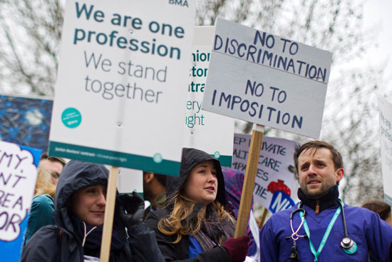 أطباء بريطانيا المبتدئون يبدأون إضرابهم الرابع عن العمل (11)