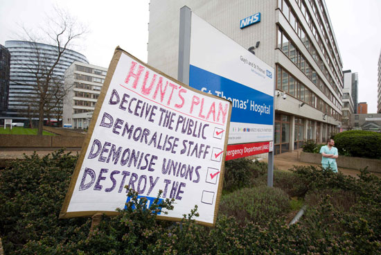 أطباء بريطانيا المبتدئون يبدأون إضرابهم الرابع عن العمل (15)