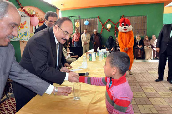 محافظ القليوبية يشهد احتفال مؤسسة البنين بمناسبة عيد اليتيم ببنها (3)