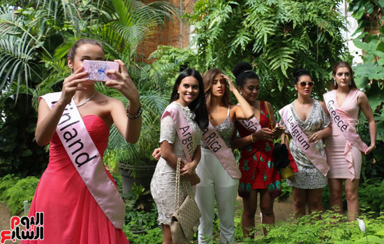 ملكات جمال العالم يلتقطن سيلفى بجوار أشجار الملك فاروق بالإسكندرية (9)