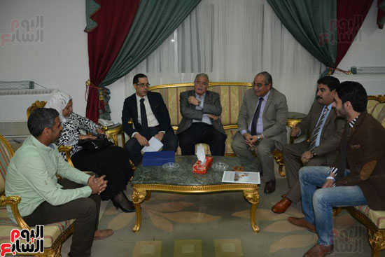 وفد من شباب 30 يونيو يلتقى محافظ جنوب سيناء ويهديه درعا تكريميا (1)