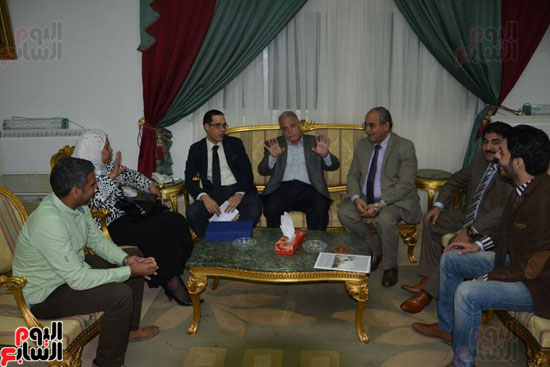 وفد من شباب 30 يونيو يلتقى محافظ جنوب سيناء ويهديه درعا تكريميا (6)