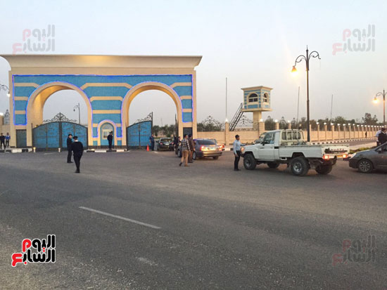 تعزيزات أمنية بمحيط مسجد المشير طنطاوى لتأمين عزاء سامح سيف اليزل (3)