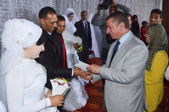 محافظ كفر الشيخ يشهد حفل زفاف جماعى للأيتام (1)