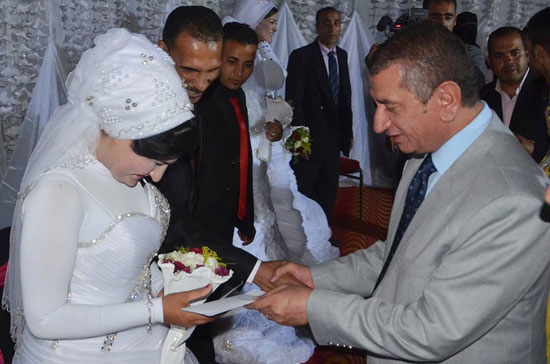 محافظ كفر الشيخ يشهد حفل زفاف جماعى للأيتام (4)