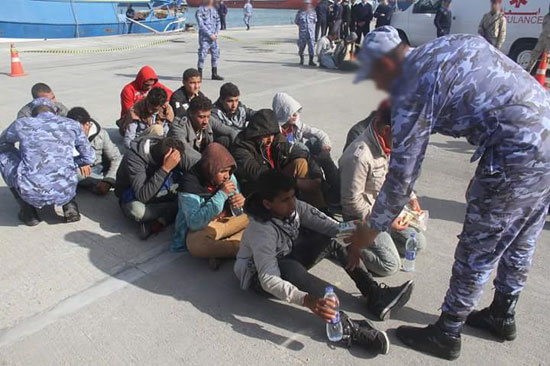القوات البحرية تحبط محاولة هجرة غير شرعية لـ(14) مصريا شمال رشيد