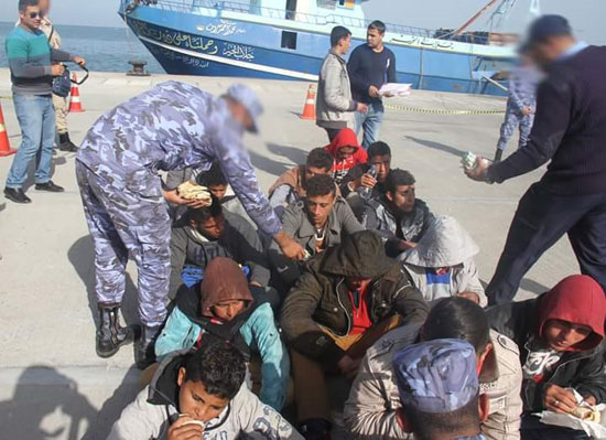 القوات البحرية تحبط محاولة هجرة غير شرعية لـ(15) مصريا شمال رشيد