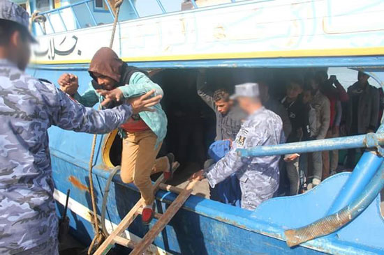القوات البحرية تحبط محاولة هجرة غير شرعية لـ(17) مصريا شمال رشيد
